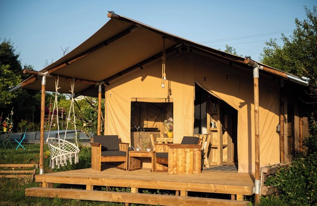 Safari tent with all comforts, garden, swimming pool, between La Rochelle and Venise verte