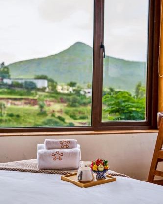 SaffronStays Aamelia by the Hills