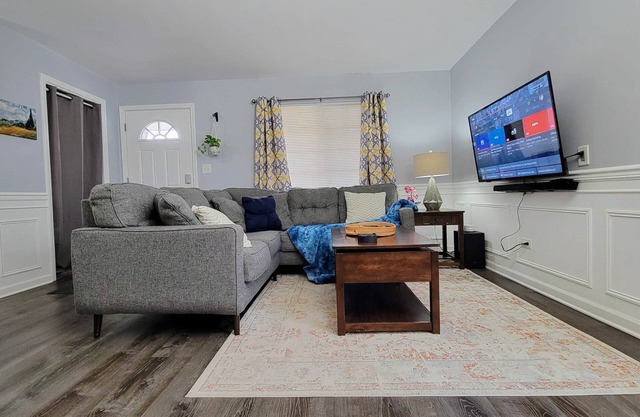 Saint Charles Private 2BD| River Trail, Forest Preserve!