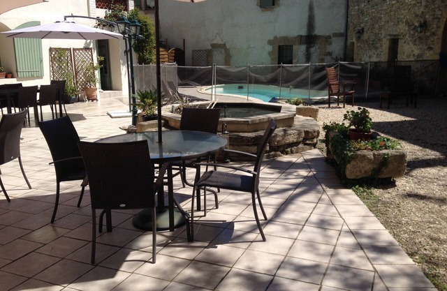 Saint Mediers: Apartment SUNFLOWER in farmhouse of the century of XVIIIème with private terrace, made safe heated swimming pool and Spa
