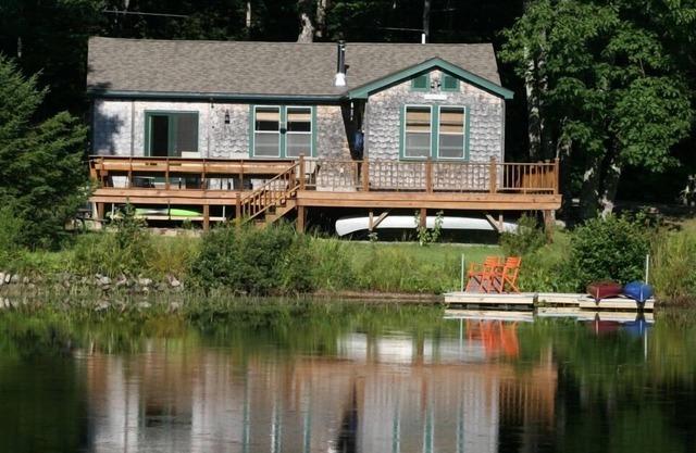 Saint George Lake, Charming Waterfront Cottage