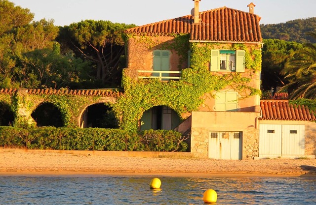 SAINT-TROPEZ- house "Feet in the Water!" (34 m2) in a Property on the Beach