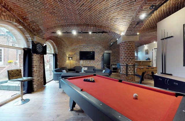 Salle de Jeux Dans un Écurie