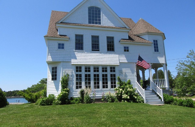 SALT WATER MAINE COTTAGE WITH DOCK - MINUTES TO BOTANICAL GARDENS
