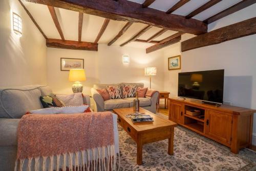 Saltbox Stays 3 bed house, 2 baths, sleeps 6, fast wifi, central location