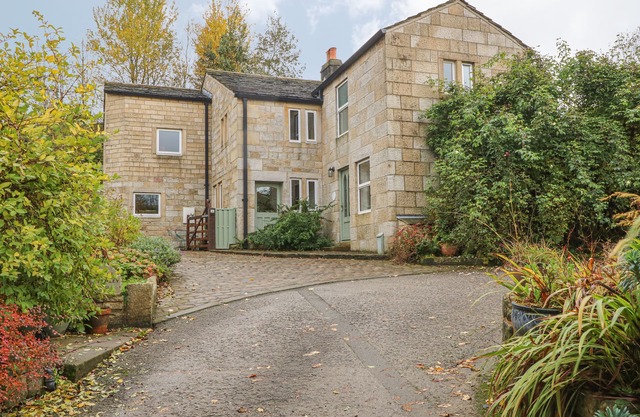 SALTER RAKE GATE COTTAGE, pet friendly, with open fire in Todmorden