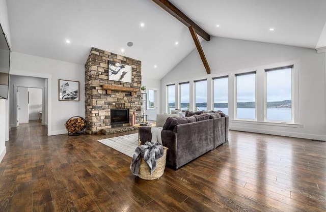 Saltwater Manor - Amazing Ocean View & Hot Tub!