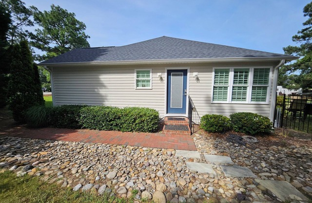 Sam's Place. NEW LISTING! Relax in the hot tub after a day of golf!