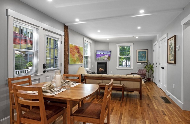 Samuel Tucker House - Downtown Luxury 2 Bedroom Condo