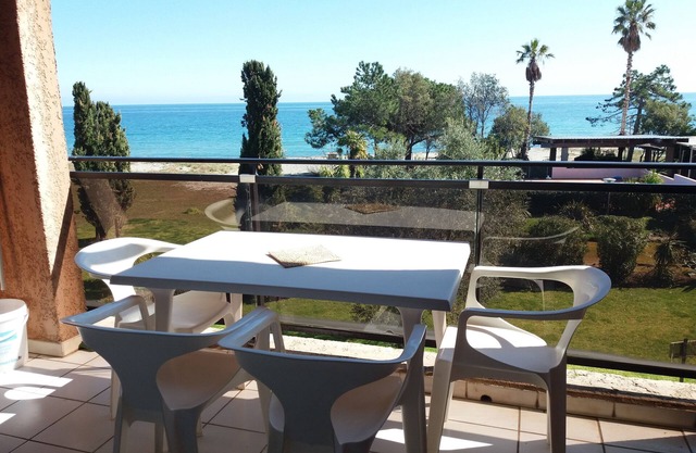San Nicolao de Moriani: les Marines studio sea view with direct beach access.