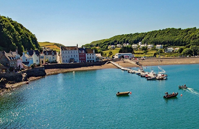 Sanderling, on Pembrokeshire coastal path Dale, sleeps 8 and dog-friendly.nnnn