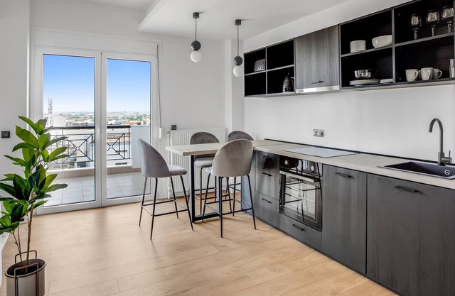 Sanders Arch - Charming 1-bdr Apt w Balcony