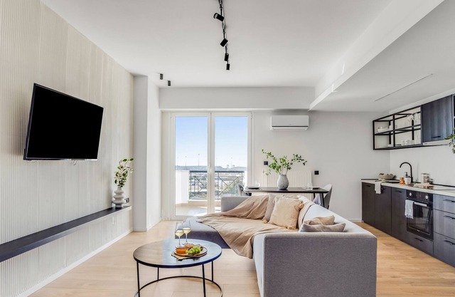 Sanders Arch - Efficient Family Apt w Balcony