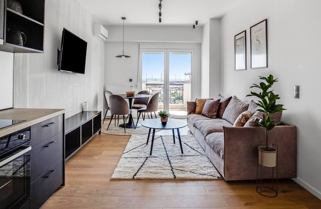 Sanders Arch - Endearing 1-bdr Apt w Balcony