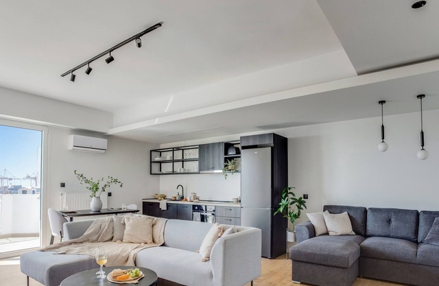 Sanders Arch - Jolly Family Apt w Balcony