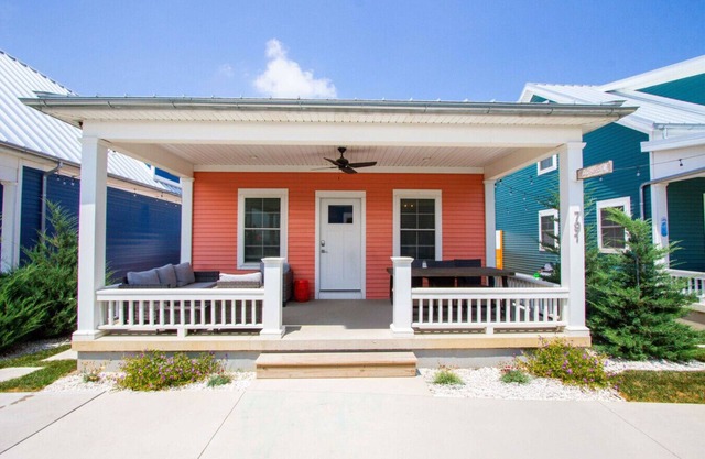 Sandlot: A Cozy Lakeside Cottage