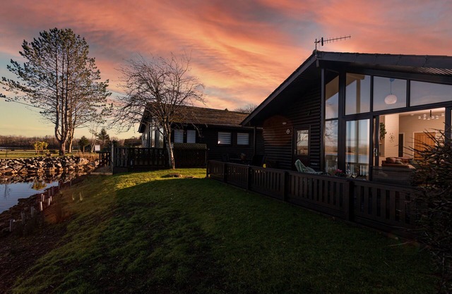 Sandmartin Lodge a lakeshore haven @ Pine Lake Resort