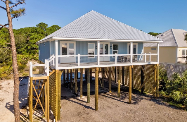 Sandy Clam V: 4/4 Gulf-view home in gated community