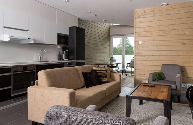 Sandy Kelt, Irish House Apartments