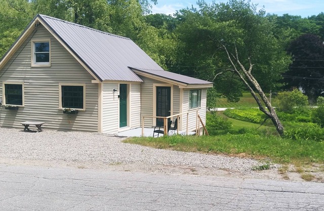 Sandy Point Brook side Coastal Cottage- Easy Shores