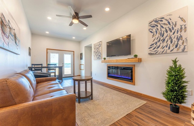 Sandy Point Resort, Lakeside 2BR Modern Escape