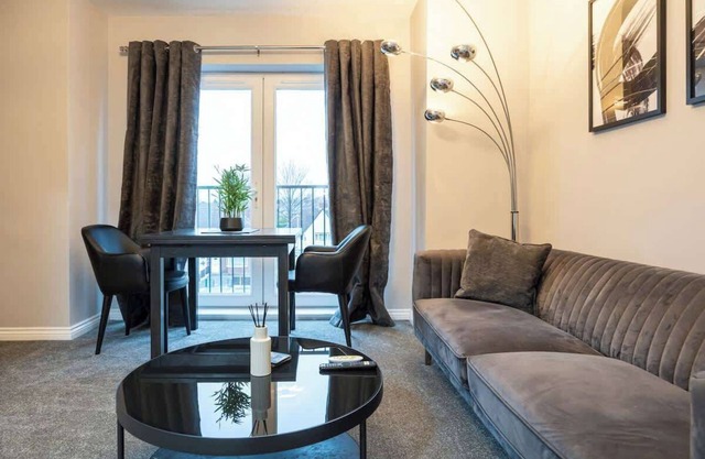 SandyCroft- Free Secure Parking, close to tram stop and close to the Airport