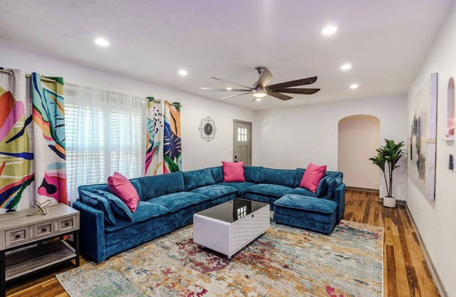 Sanford Story House- Pool, Mini Golf, Arcade and Fire Pit!
