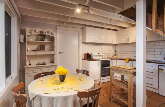 Santosa Cottage - A two storey cottage nestled in tree ferns, Santosa is perfect just for two.