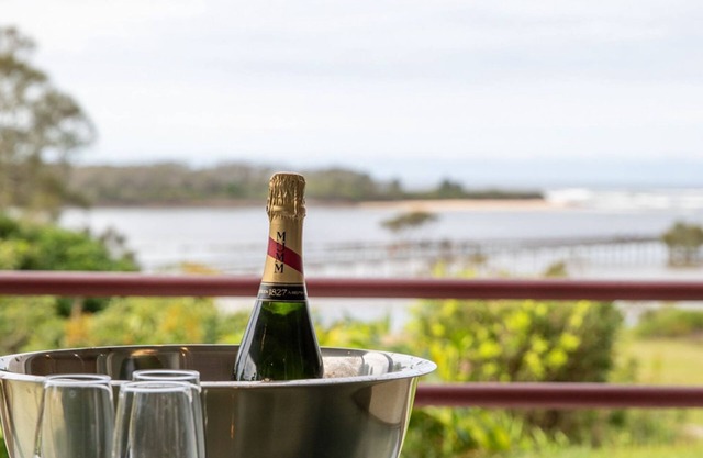 Sapphire Magic - Stunning waterfront retreat in the picturesque town of Urunga.