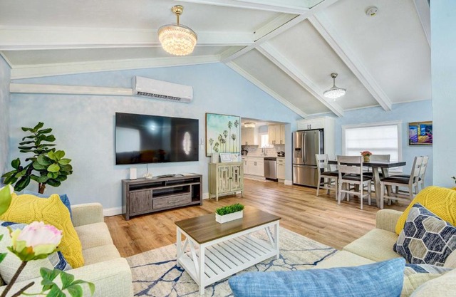 Sarasota Home with Screened Porch, Walk To Zoo!