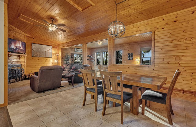 SAUK LAKE RETREAT - 5BR w/private hot tub, dock, & boat
