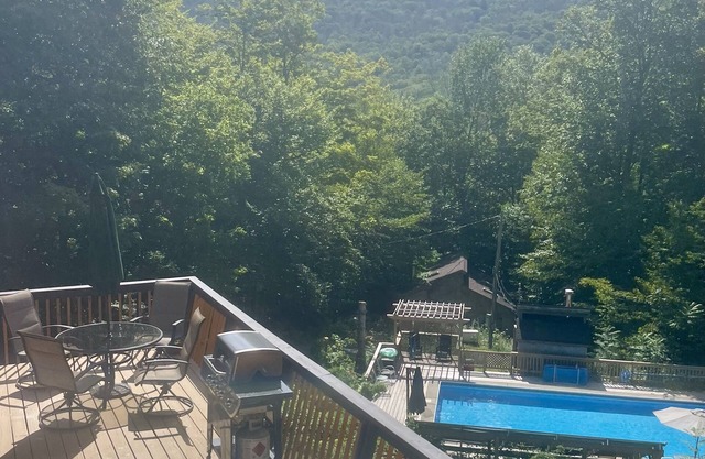 Sauna, Hot-tub, Private Pool, fire-pit, pet friendly, Mountain views!