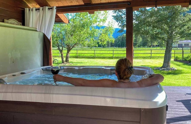 Sawmill Cabin By Rock Creek, Cozy Log Cabin Near River + Hot Tub and Fireplace