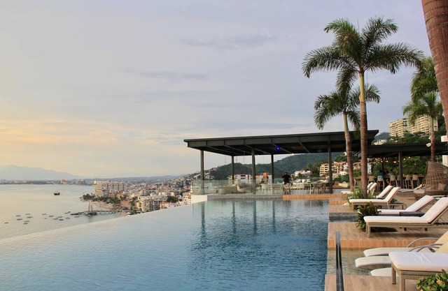 Sayan Beach - Luxurious Beachfront Condo - Sleeps 8