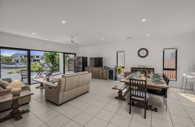 Scenic 5-Bed Riverview Classic & Relaxing Escape