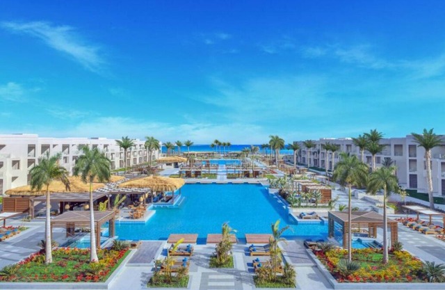 Scenic Coastal Suite w/Balcony + Easy Beach Access l 3 Family & Pool-view Rooms