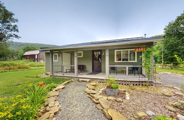 Scenic country lodge with a porch, picture-perfect views, full kitchen, & WiFi