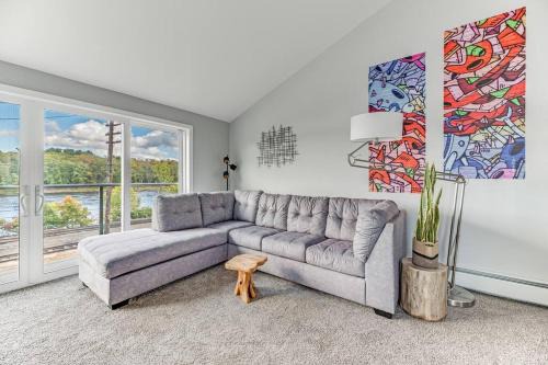 Scenic Riverside - 4 BD - Parking Available