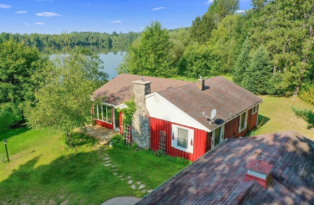 Scenic, Serene Lakefront Cabin — Wood Stove