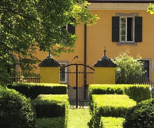 Schloss mit eigenem Garten und Parkplatz