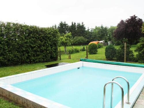 Schoene Zweizimmer-Ferienwohnung mit Pool im Garten