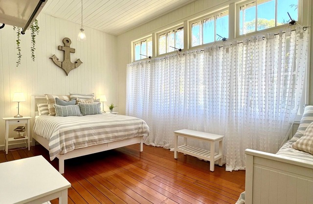 Schoolhouse Somerset Dam - Sleeps 16!