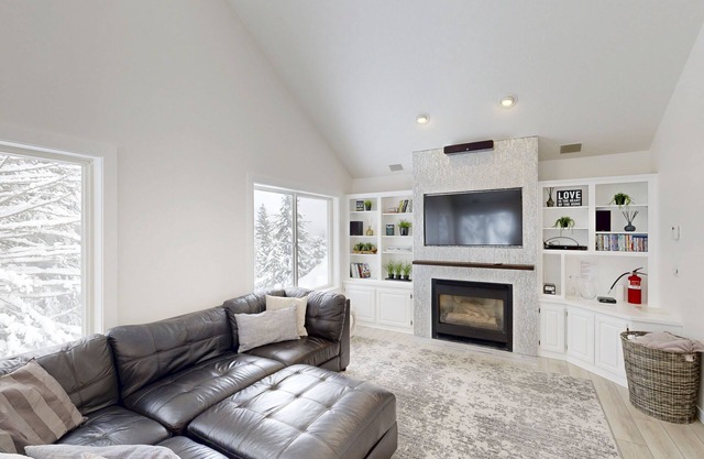 Schweitzer Mountain home w/valley & mountain views, fast WiFi, & fireplace