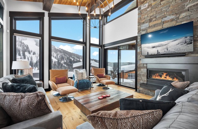 Schweitzer Ski-in/Ski-out, Hot Tub, 4 kings, Short Walk to Village, NEW BUILD