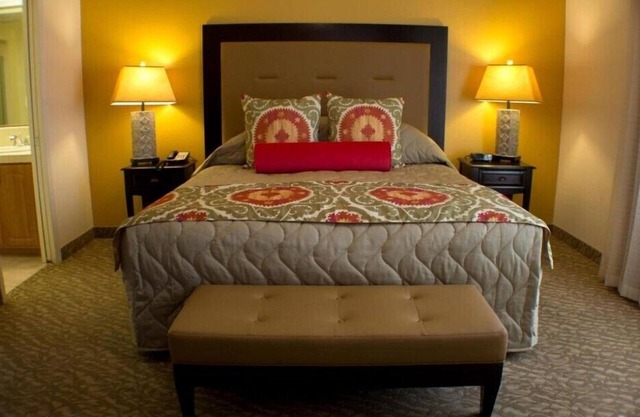 Scottsdale Camelback Resort Inviting 2BR Condo with Jacuzzi