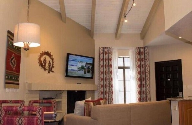 Scottsdale Camelback Resort Stylish Studio with Jacuzzi