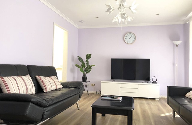 Scullin 3BR House (Free WiFi, Netflix, Apple TV, Parking, Patio)