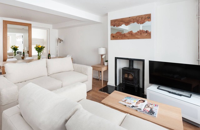 Sea Breeze, 3 bed cottage with garden & parking (sleeps 10) by MyHolidayLet
