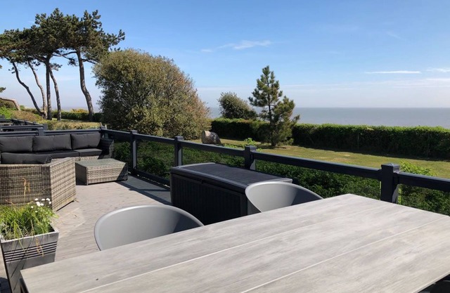 Sea Breeze - sleeps 6 guests in 3 bedrooms