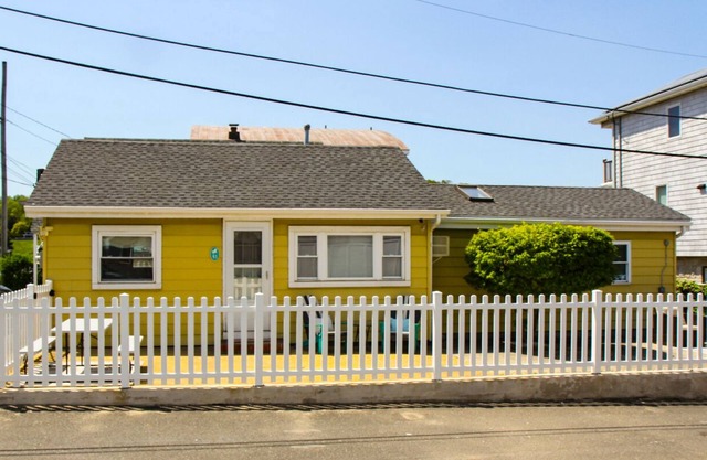 Sea Bright Beach House Sleeps 6 Perfect for a Family with little ones!